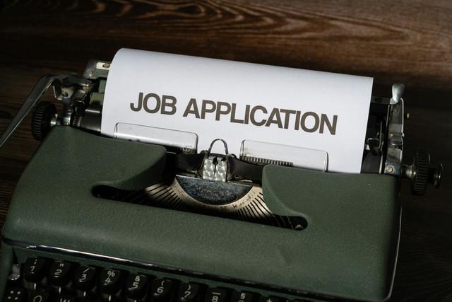 Illustrasi Gambar Lowongan kerja [https://unsplash.com/photos/a-typewriter-with-a-job-application-printed-on-it-XKKuY4ottJ0]