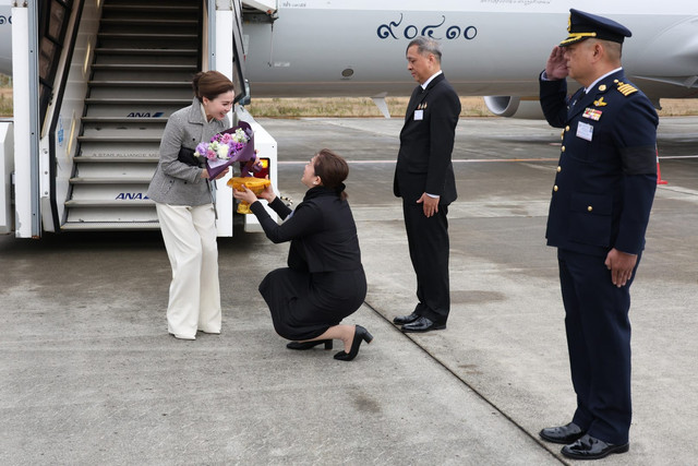 Ratu Suthida dari Thailand menerbangkan pesawat kerajaan Boeing 737-800 ke Jepang setelah mencatat penerbangan solo dengan jet tempur Gripen pada 8 Oktober 2026. Foto: Thailand Royal Office