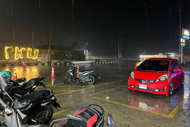 Hujan deras di Pekanbaru, Kamis (15/10/2026). Foto: kumparan