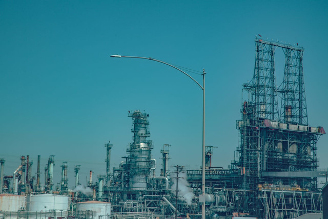 Ilustrasi fasilitas industri minyak di Los Angeles, Amerika Serikat. Foto: Unsplash.
