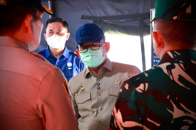 Menko Polkam Dudung Abdurachman meninjau posko dan lokasi Karhutla di Kecamatan Sematang Borang Palembang, Kamis (15/10/2026). Foto: Diskominfo Palembang