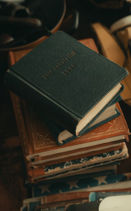 https://images.pexels.com/photos/19208445/pexels-photo-19208445.jpeg ilusi buku sejarah 65
