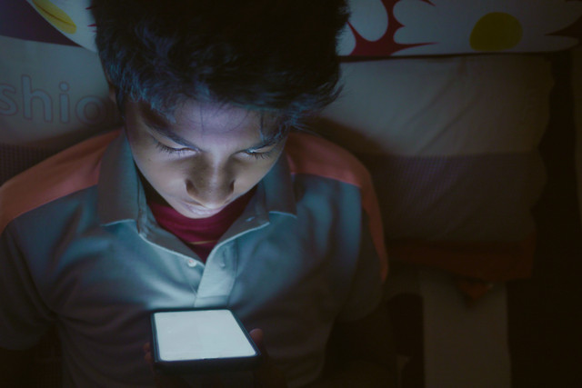 Foto oleh Towfiqu barbhuiya dari Pexels: https://www.pexels.com/id-id/foto/smartphone-ponsel-pintar-tempat-tidur-anak-laki-laki-13800743/