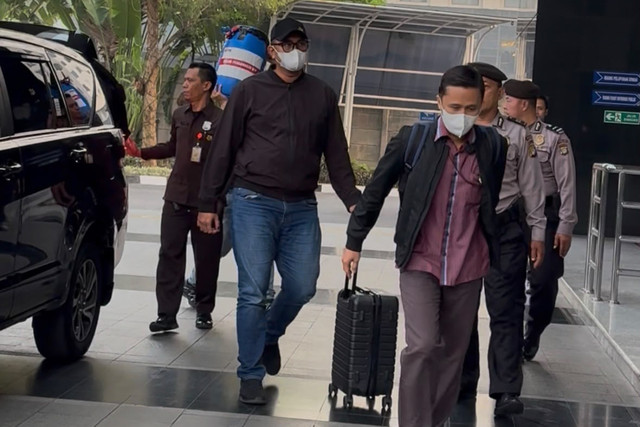 Bupati Klaten Hamenang Wajar Ismoyo tiba di Gedung Merah Putih KPK Jaksel, Jumat (16/10/2026). Foto: Kevin Daniel/kumparan