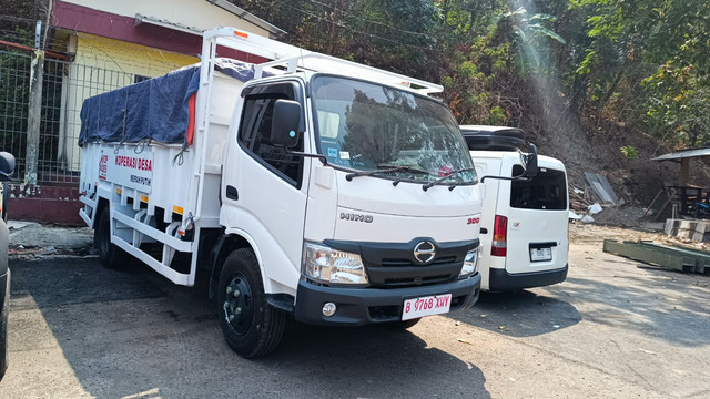 Truk putih yang digunakan untuk mengangkut lebih dari 100 jeriken BBM turut diamankan polisi di wilayah Cisolok, Kabupaten Sukabumi pada Minggu (11/10). Foto: Dok. Istimewa