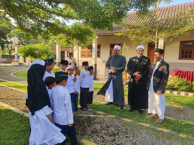 Kunjungan dua utusan Al-Azhar Mesir (Syaikh Ibrahim dan Syaikh Ali Muhammad) di Pondok Pesantren Tahfidz SyauQie (Dokumentasi pribadi Rudi Candra)