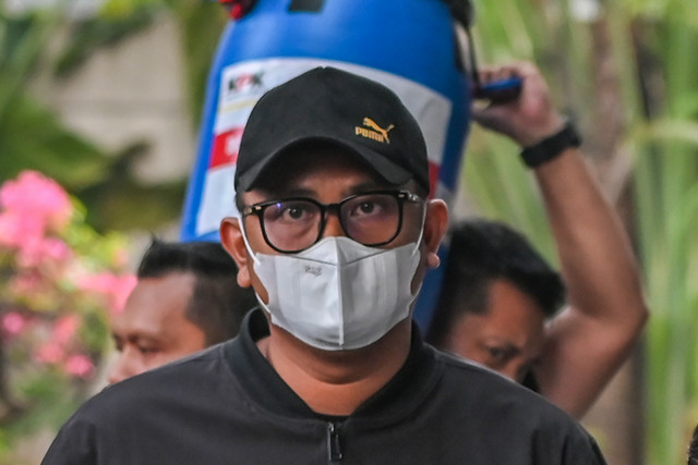 Bupati Klaten Hamenang Wajar Ismoyo yang terjaring dalam operasi tangkap tangan (OTT) dan tong biru yang diduga untuk menyimpan hasil korupsi tiba di Gedung Merah Putih KPK, Jakarta, Jumat (16/10/2026). Foto: Fakhri Hermansyah/ANTARA FOTO