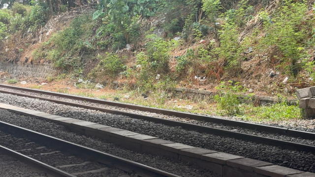 TKP kejadian penganiayaan balita di kolong rel kereta api, Desa Jomin Timur, Kotabaru, Kabupaten Karawang, Jawa Barat, Jumat (16/10). Foto: Pradya Tirta/kumparan
