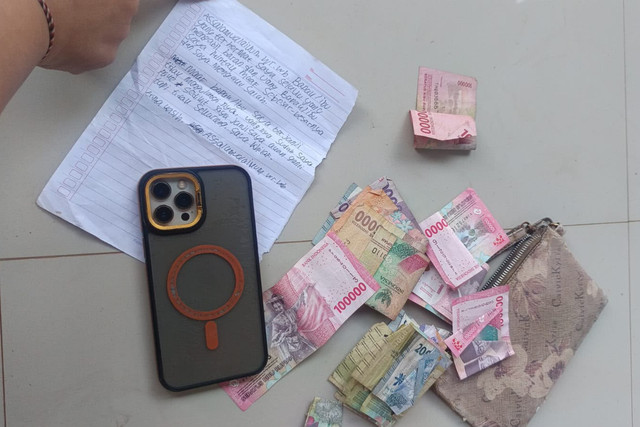Surat yang ditulis pelaku dan barang bukti berupa iPhone serta uang hasil curian, Jumat (16/10/2026). Foto: Dok. Polsek Mlonggo