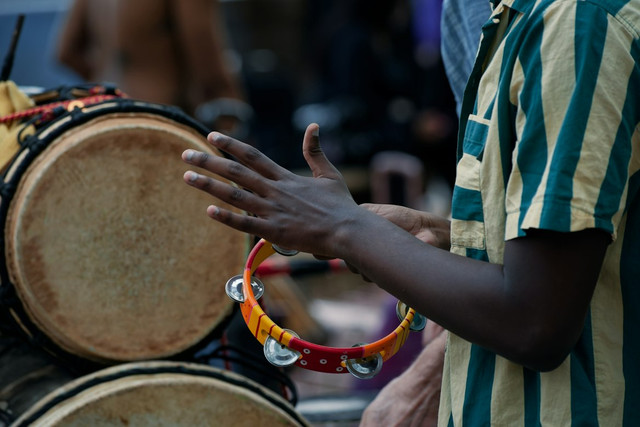 Ilustrasi alat musik rebana tifa dan kendang. Foto: Unsplash.com/Michael Umoh