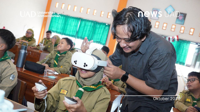 Mahasiswa Prodi MTI Universitas Ahmad Dahlan (UAD) edukasi siswa tentang kesiapsiagaan bencana dan keselamatan lalu lintas (Foto. MTI UAD)