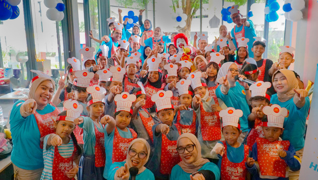 "Kakak Bimbing McD" mengajak anak-anak bermain, bercerita, mengikuti kitchen tour, membuat es krim, dan makan bersama dalam Community Month 2026, sekaligus mengenalkan nilai-nilai "Sepenuhnya Indonesia". Foto: Dok. McDonald's