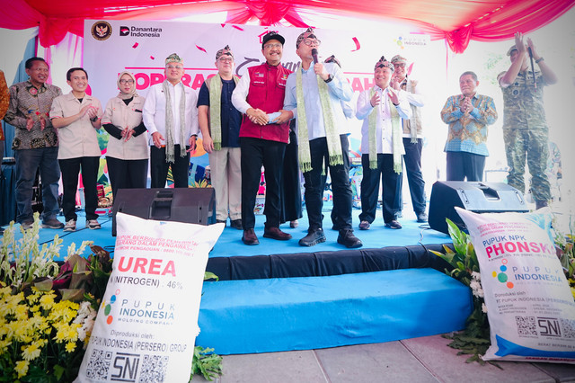 Mensos Saifullah Yusuf (Gus Ipul) mendampingi Menteri Koordinator Bidang Pangan Zulkifli Hasan meninjau operasional KDKMP di Desa Tambakrejo, Kecamatan Waru, Kabupaten Sidoarjo, Jawa Timur, Kamis (15/10/2026). Foto: Dok Kemensos