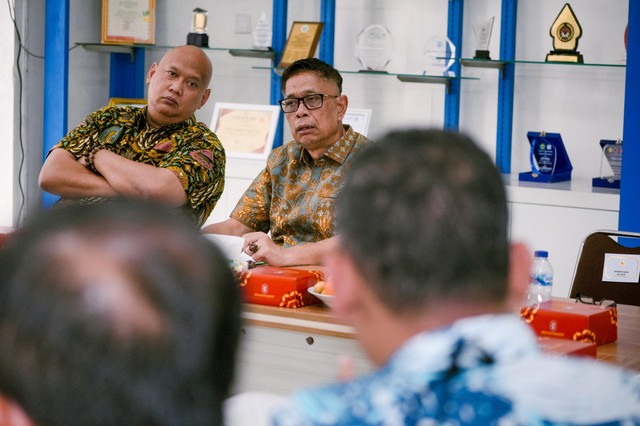 Wamensos Agus Jabo memberikan arahan kepada kepala sentra dalam kegiatan pemantauan kinerja unit pelaksana di Sentra Pangudi Luhur, Bekasi, Jawa Barat, Kamis (15/10/2026). Foto: Dok. Kemensos