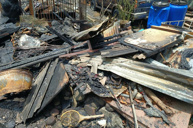Kebakaran melanda sebuah rumah dan kios di Jalan Terusan Galunggung No. 1, Kecamatan Lengkong, Kota Bandung, Jumat (16/10/2026). Foto: Abisatya/kumparan