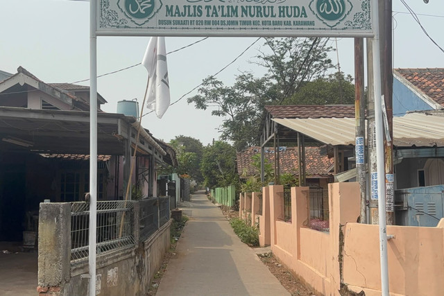 Kondisi lingkungan rumah balita korban penganiayaan di Desa Jomin Timur, Kecamatan Kota Baru, Kabupaten Karawang, Jumat (16/10/2026). Foto: Pradya Tirta/kumparan