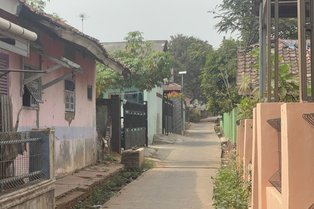 Kondisi lingkungan rumah balita korban penganiayaan di Desa Jomin Timur, Kecamatan Kota Baru, Kabupaten Karawang, Jumat (16/10/2026). Foto: Pradya Tirta/kumparan