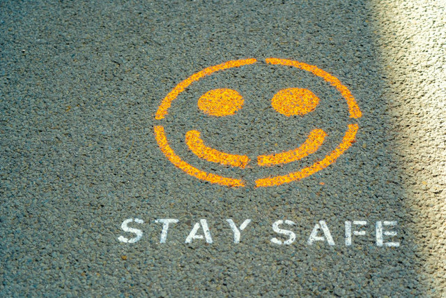 Ilustrasi stay safe itu apa, foto: Unsplash/Nick Fewings