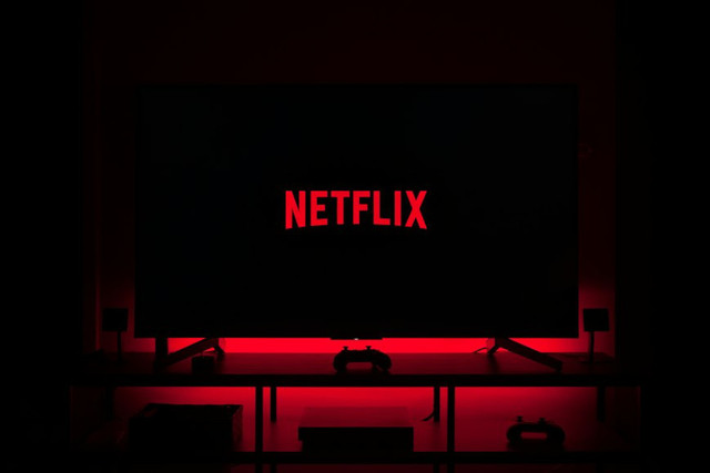 Ilustrasi Sinopsis Where the Mask Ends Tayang di Netflix, Foto: Unsplash/Thibault Penin