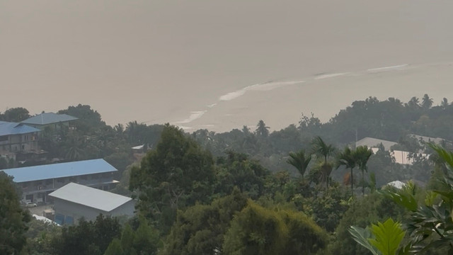 Pemandangan Kota Jayapura yang tertutup kabut asap akibat Karhutla. Dokumentasi Pribadi.