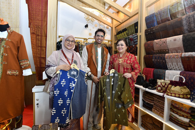 Ronald Moreno (tengah) saat mengikuti Pameran Kriyanusa 2026 di JICC Senayan, Jakarta, Sabtu (26/9). Foto: Dok. Istimewa