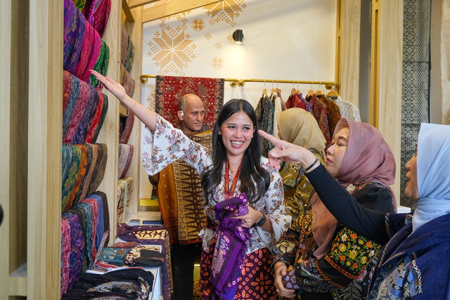 Ayu Windy (kedua dari kiri) saat mengikuti Pameran Kriyanusa 2026 di JICC Senayan, Jakarta, Sabtu (26/9). Foto: Dok. Istimewa