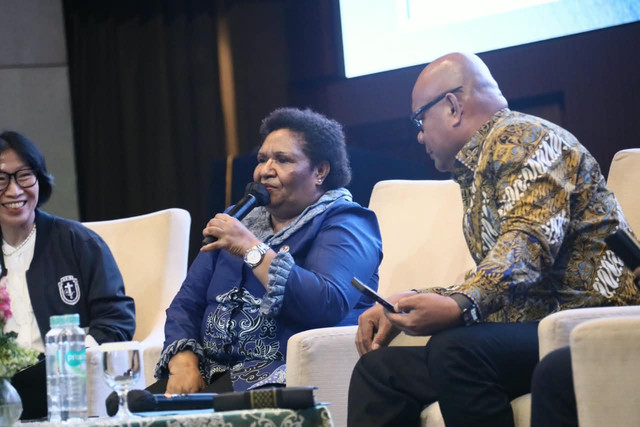 Wamendagri Ribka Haluk dorong pemanfaatan energi terbarukan berbasis potensi lokal untuk memperluas akses listrik di daerah 3T dalam Simposium Energi di Tangerang, Banten, Kamis (15/10/2026). Foto: Dok. Kemendagri