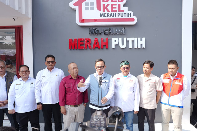 Wamendagri Bima Arya tegaskan kolaborasi "tiga serangkai" desa (kades, ketua koperasi, dan manajer) serta dukungan BUMN menjadi kunci keberhasilan KDKMP saat meninjau langsung di Kabupaten Bandung, Jawa Barat, Kamis (15/10/2026). Foto: Dok. Kemendagri