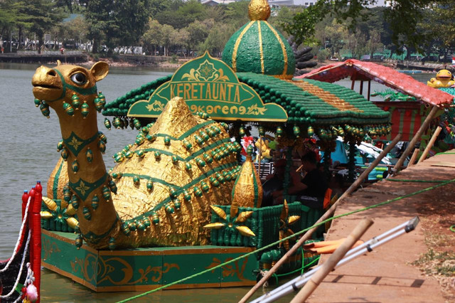 Botol bekas plastik disulap jadi perahu apung beraneka desain ramaikan festival CiLung Danau Sunter, Jakarta Utara. Foto: Dok: Dinas Lingkungan Hidup DKI Jakarta