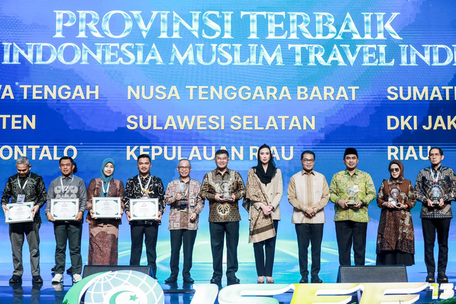 Wagub Jateng Taj Yasin Maimoen terima penghargaan peringkat kedua destinasi pariwisata ramah muslim terbaik nasional dalam IMTI 2026 di JICC, Jakarta, Jumat (16/10/2026). Foto: Dok. Pemprov Jateng