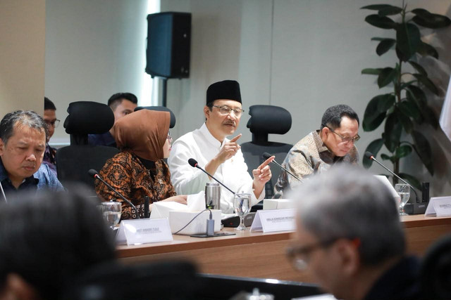 Mensos Gus Ipul tegaskan digitalisasi bansos lewat portal Perlinsos perkuat akurasi dan transparansi data berkat adopsi teknologi biometrik dalam rapat koordinasi bersama Ketua DEN Luhut Binsar Pandjaitan di Jakarta, Jumat (16/10/2026). Foto: Dok. Kemensos