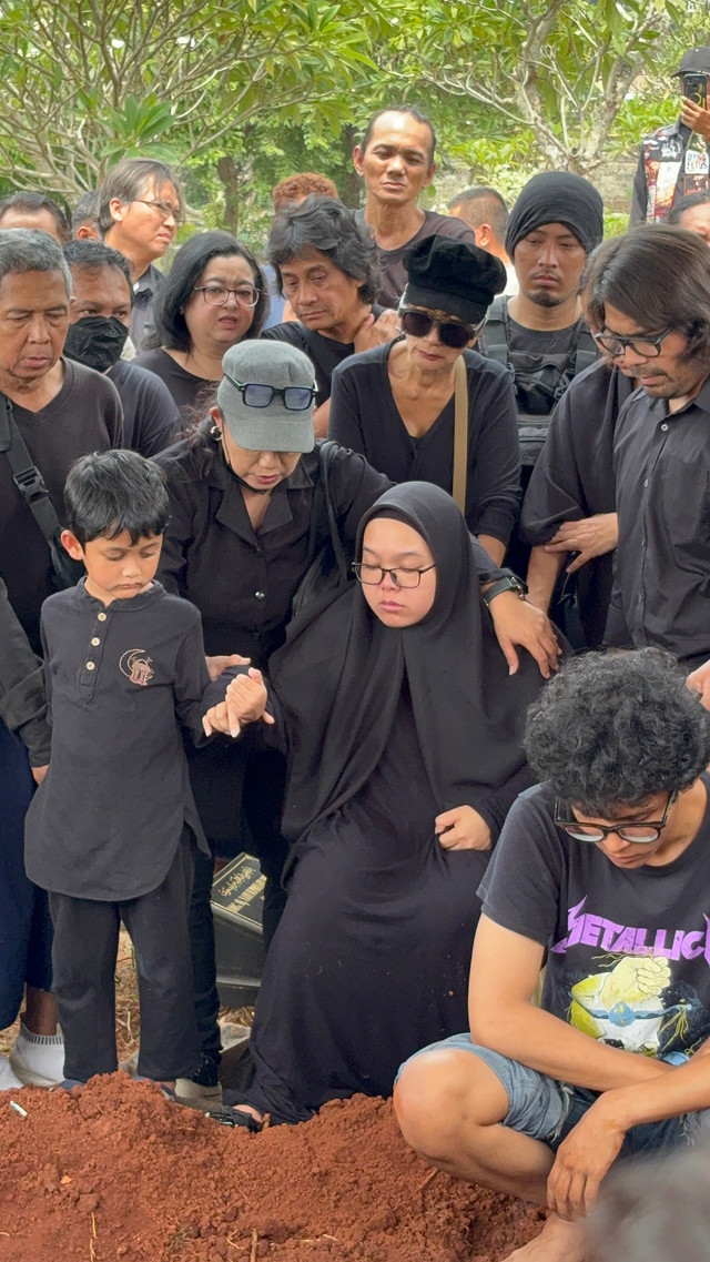 Suasana pemakaman musisi Doddy Katamsi di kawasan Pangkalan Jati, Jakarta, Jumat (16/10). Foto: Aprilandika Pratama/kumparan
