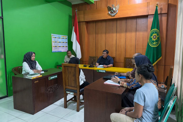 Sumber foto: Mahkamah Agung Republik Indonesia, MARINews, “PN Ungaran Cetak Sejarah, Terapkan Putusan Pemaafan Hakim dalam Perkara Anak Berdasarkan KUHP Nasional”.Tautan: https://marinews.mahkamahagung.go.id/berita/pn-ungaran-cetak-sejarah-terapkan-putusan-pemaafan-hakim-0UP