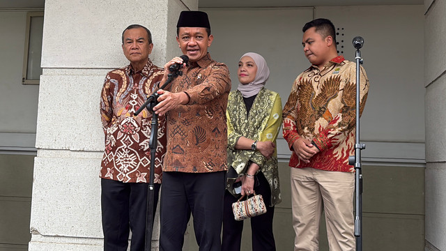 Menteri Koordinator Bidang Hilirisasi dan Transisi Energi, Bahlil Lahadalia memberikan keterangan pers pada Jumat (16/10). Foto: Fariza Rizky Ananda/kumparan