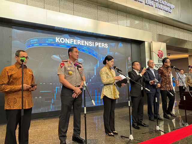 Konferensi pers Wakil Ketua DPR Sufmi Dasco, Kapolri Suyudi, Ketua DK OJK Friderica Widyasari, CEO Danantara Rosan Roeslani, Kepala BP BUMN Dony Oskaria, dan Kepala Eksekutif Pengawas Pasar Modal OJK Hasan Fawzi, di Gedung BEI Jakarta, Jumat (16/10). Foto: Muhammad Fhandra/kumparan