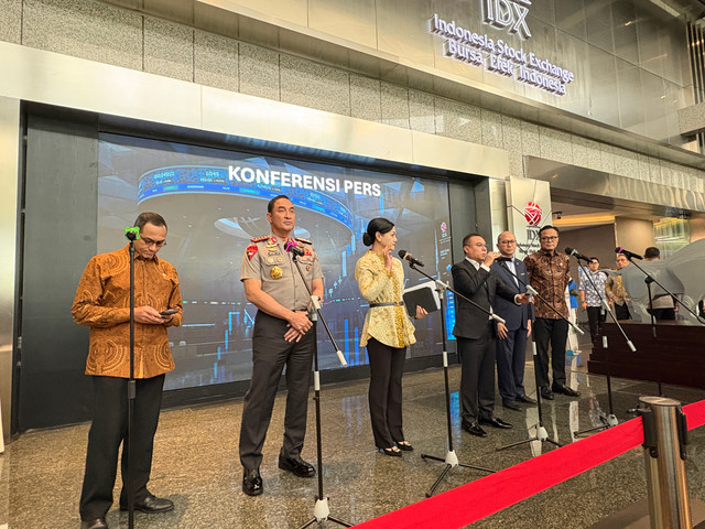Konferensi pers Wakil Ketua DPR Sufmi Dasco, Kapolri Suyudi, Ketua DK OJK Friderica Widyasari, CEO Danantara Rosan Roeslani, Kepala BP BUMN Dony Oskaria, dan Kepala Eksekutif Pengawas Pasar Modal OJK Hasan Fawzi, di Gedung BEI Jakarta, Jumat (16/10). Foto: Muhammad Fhandra/kumparan