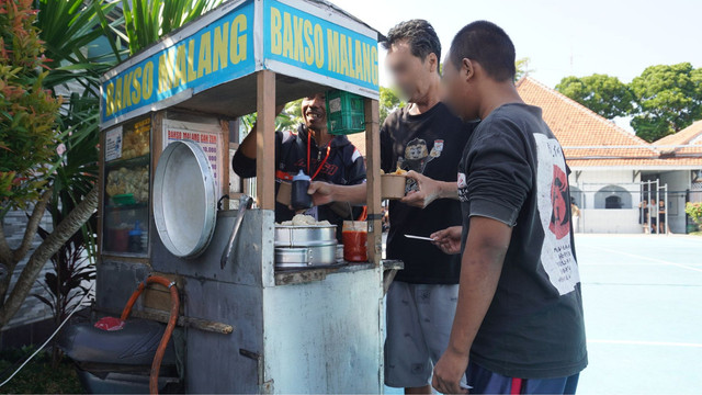 Pedagang kuliner kaki lima Bakso Malang melayani Warga Binaan. Foto: Dok. Rutan Magetan
