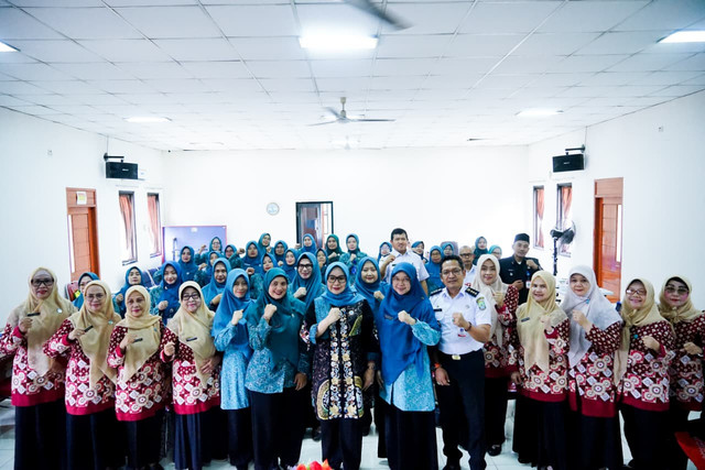 Sekretaris Daerah Kota Tangerang, Ibu Yayat Sugiarti Herman, S.E., berfoto bersama jajaran aparatur Kecamatan Batuceper, Kelurahan Batusari, dan para kader PKK dalam kegiatan Pembinaan 10 Program Pokok PKK di Aula Kantor Kelurahan Batusari. (Foto: Dok. Istimewa)