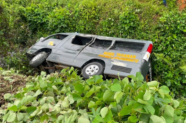 Mobil tahanan polisi alami kecelakaan di Labuhanbatu, Kamis (15/10/2026). Foto: Dok. Polres Labuhanbatu