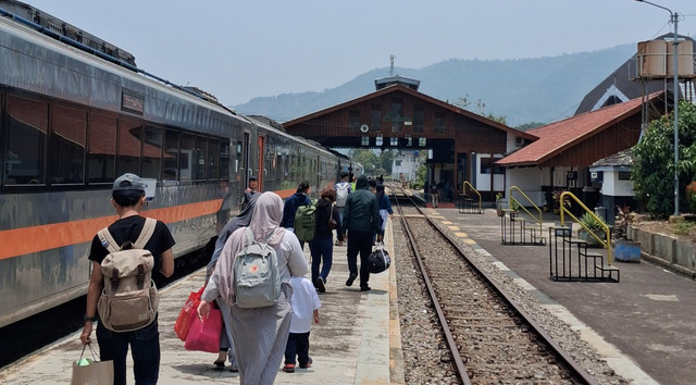 Suasana turun naik penumpang kereta api di Stasiun Cibatu (Foto. Dok Pribadi - Sp)