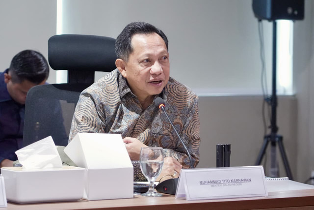 Mendagri Tito Karnavian tekankan pentingnya penguatan sistem IT, termasuk kapasitas penyimpanan, bandwidth, dan cybersecurity, guna dukung digitalisasi Perlinsos yang integrasikan data lintas instansi dalam rapat di Jakarta, Jumat (16/10). Foto: Dok. Kemendagri