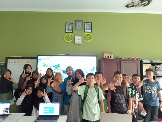 Aktivitas bimbingan belajar komputer interaktif bersama anak-anak sebagai wujud nyata edupreneurship calon guru dalam membangun kemandirian finansial. (Foto: Dok. Pribadi)