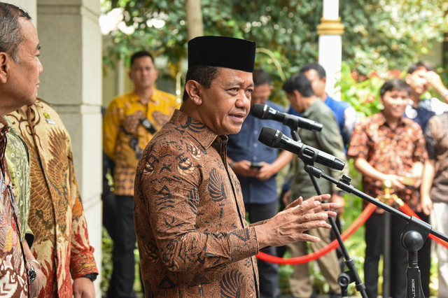 Menteri Koordinator Bidang Hilirisasi dan Transisi Energi sekaligus Menteri Energi dan Sumber Daya Mineral (ESDM) Bahlil Lahadalia memberikan keterangan kepada media di Kementerian ESDM, Jakarta, Jumat (16/10/2026). Foto: Muhammad Adimaja/ANTARA FOTO