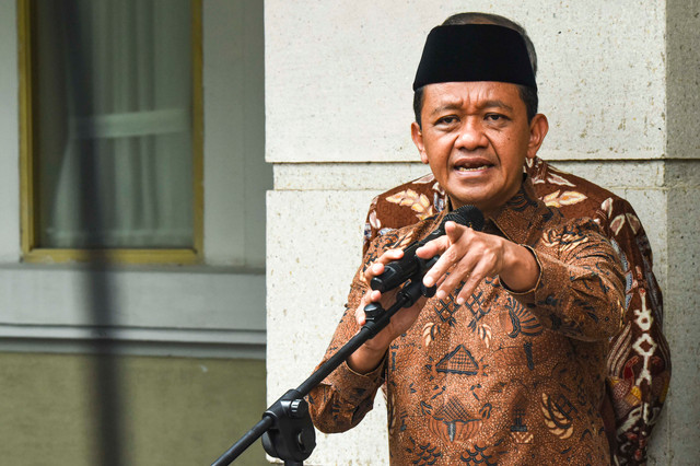 Menteri Koordinator Bidang Hilirisasi dan Transisi Energi sekaligus Menteri Energi dan Sumber Daya Mineral (ESDM) Bahlil Lahadalia memberikan keterangan kepada media di Kementerian ESDM, Jakarta, Jumat (16/10/2026). Foto: Muhammad Adimaja/ANTARA FOTO