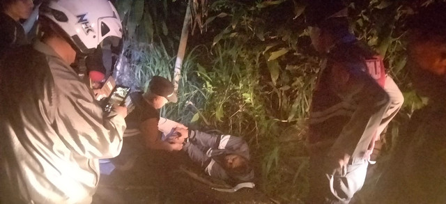 Seorang pria ditemukan tergeletak dengan kondisi tangan diikat dan mulut dilakban di Jalan Lembah Pakar Timur, Desa Ciburial, Kecamatan Cimenyan, Kabupaten Bandung. Foto: Dok. Polsek Cimenyan