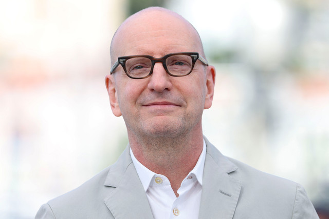 Sutradara sekaligus penulis naskah AS Steven Soderbergh berpose saat photocall film "John Lennon: The Last Interview" dalam Festival Film Cannes ke-79 di Cannes, Prancis, Sabtu (16/5/2026). Foto: Sameer Al-Doumy/AFP