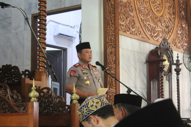 Kadiv Humas Polri Irjen Johnny Eddizon Isir sampaikan pelaksanaan program Jumat Keliling (Jumling) oleh jajaran kepolisian untuk perkuat harkamtibmas dan serap aspirasi warga usai salat Jumat di Jakarta, Jumat (16/10/2026). Foto: Dok. Polri
