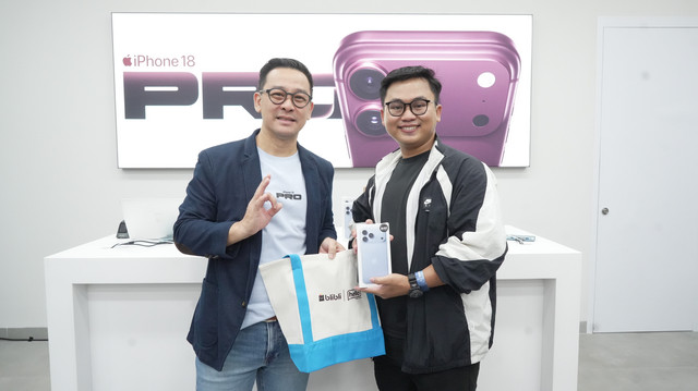 Perwakilan Blibli menyerahkan iPhone 18 Pro Max pesanan kepada Sam, konsumen yang antre pertama di hello Store Grand Indonesia, pada Jumat, 16 Oktober 2026. Foto: Blibli