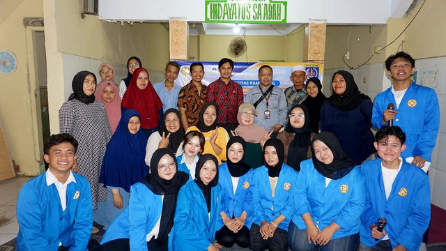 Mahasiswa Universitas Pamulang melaksanakan program Pengabdian kepada Masyarakat (PkM) di RW 11, Kelurahan Bojong Pondok Terong, Kecamatan Cipayung, Kota Depok, melalui edukasi pengelolaan sampah berkelanjutan dan pemanfaatannya menjadi produk bernilai.
