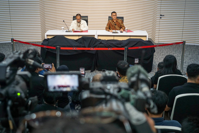 Plt direktur penyidikan KPK Achmad Taufiq bersama Juru Bicara KPK Budi Prasetyo menyampaikan keterangan hasil OTT BNPB di Gedung Merah Putih KPK, Jakarta, Jumat (16/10/2026). Foto: Iqbal Firdaus/kumparan